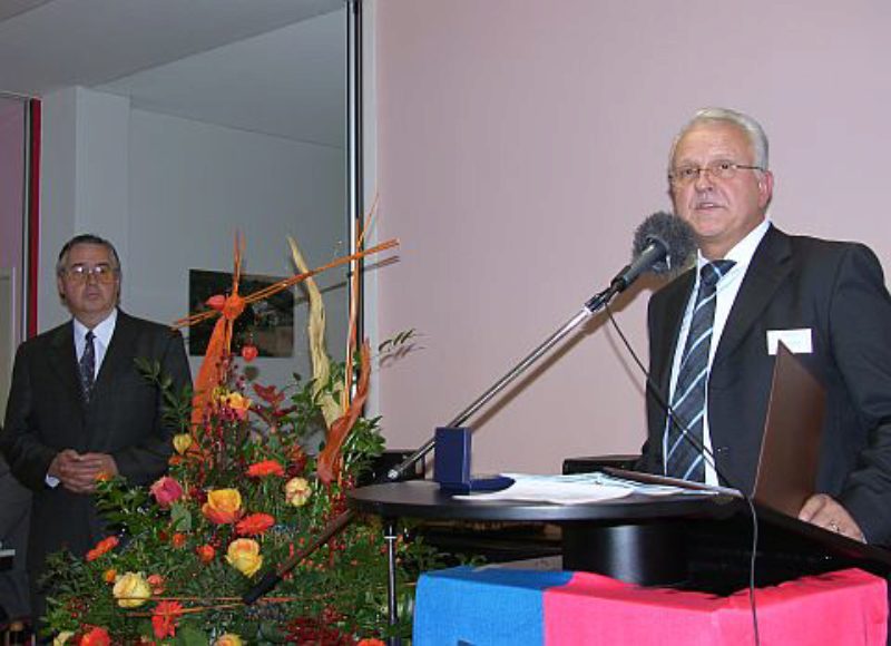 Bundesvorsitzender Volker D�rr (rechts) vollzieht ...