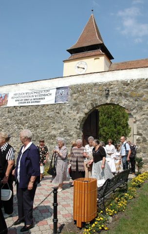 Mehr als 350 Gäste feierten in der Kirchenburg ...
