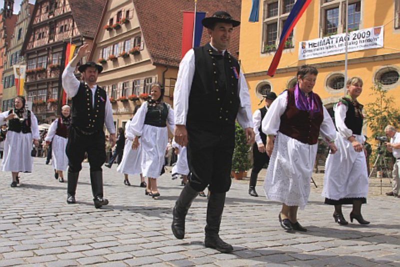 Erstmals in Dinkelsb�hl pr�sentiert: die Landler ...