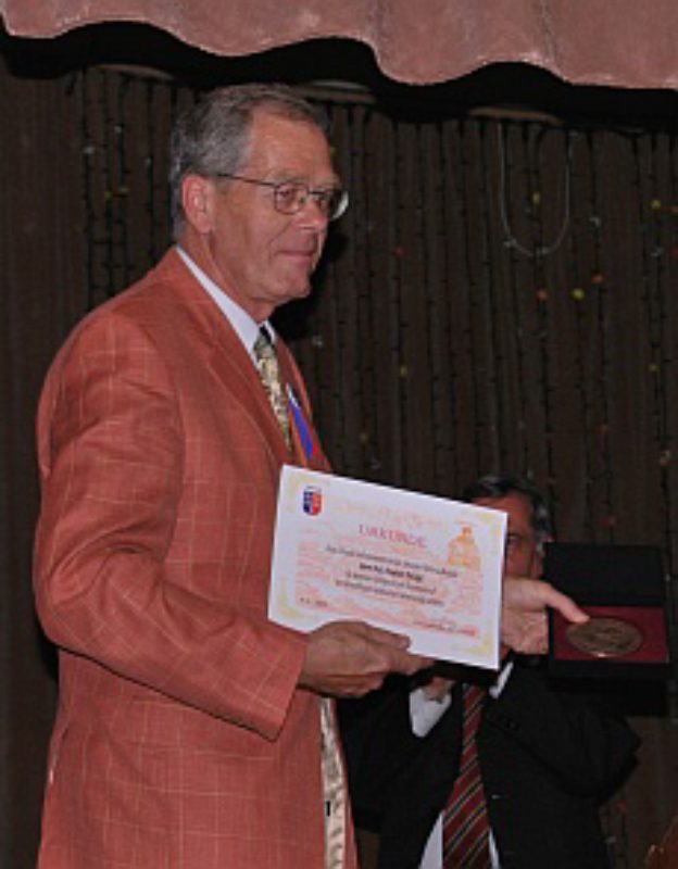 Mit der Honterus-Medaille in Birth�lm geehrt: ...