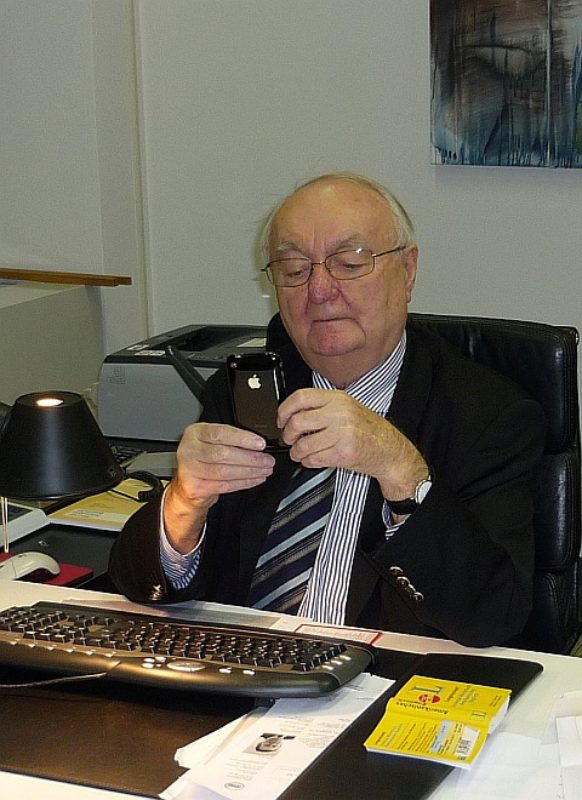 Dr. Heinz G�nther H�sch in seinem B�ro ...