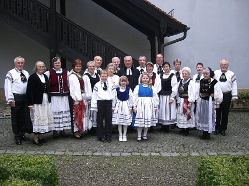 Trachtentr�ger beim Ostermontagsgottesdienst in ...