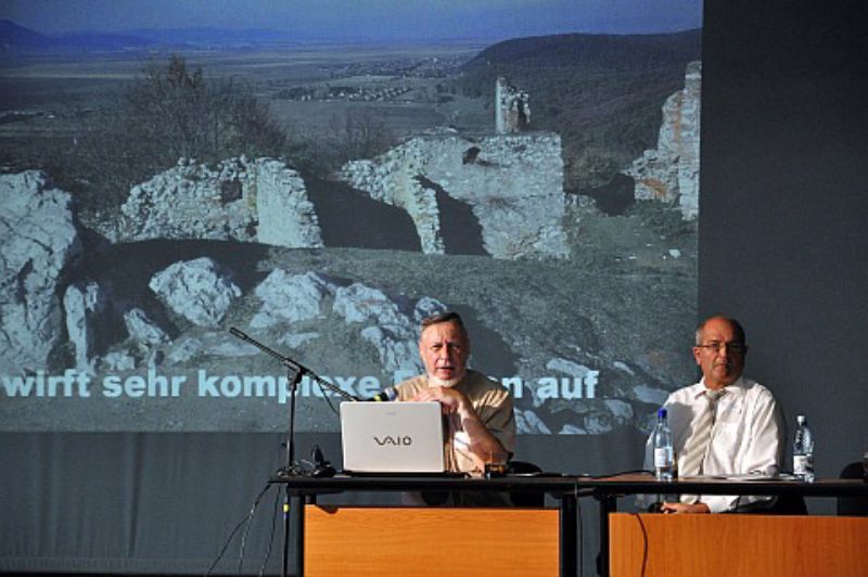 Prof. Dr. Paul Niedermaier (links) w�hrend seines ...