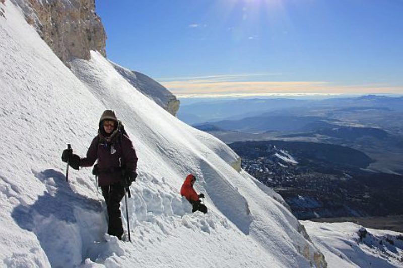 Dagmar G�tz beim Aufstieg auf den Berg Ampato ...
