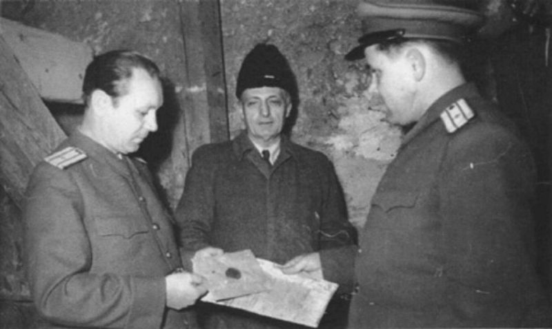 Dr. Konrad M�ckel (Mitte) in Begleitung von ...