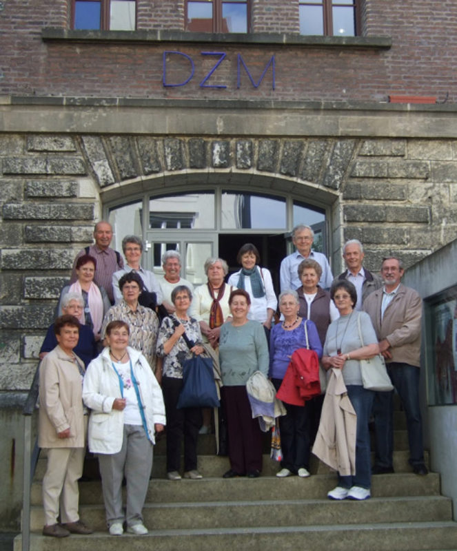 Der Stuttgarter Chor vor dem Donauschw�bischen ...