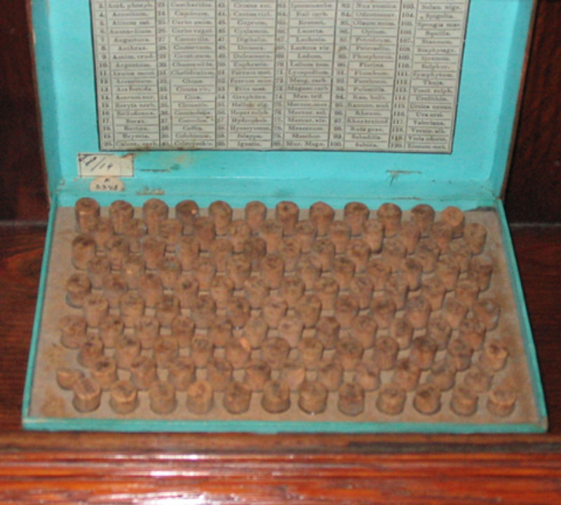 Hom�opathische Wandapotheke, gefertigt von Samuel ...