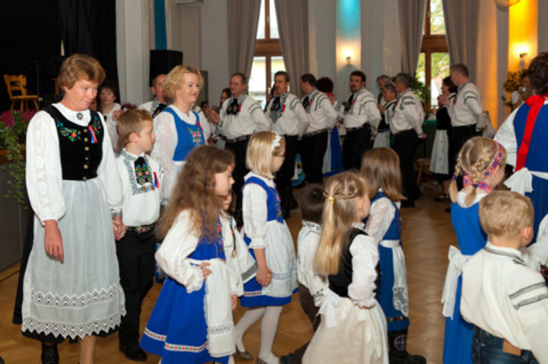 Einmarsch der Trachtentr�ger zur Jubil�umsfeier ...