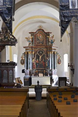 Der Altar der Kirche in Neppendorf wird auf das ...
