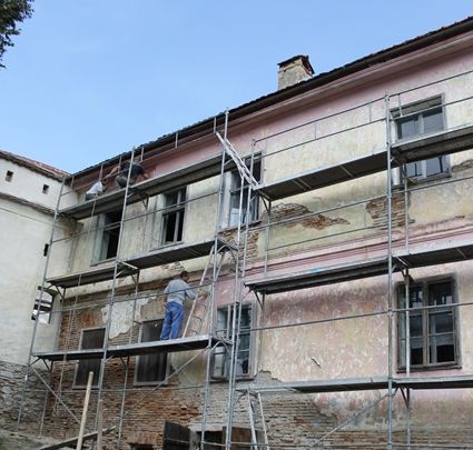 Sanierungsarbeiten an der Felldorfer Fassade der ...