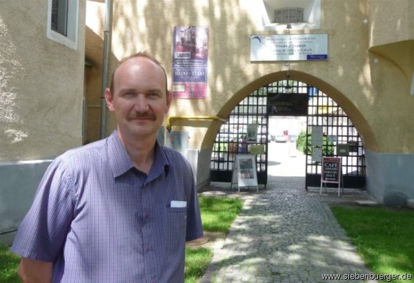 Jens Kielhorn vor seinem Bchercafe im Teutsch-Haus in Hermannstadt 2013