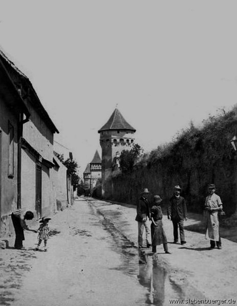 Hartenecktrme vor 100 Jahren - ohne Autos im historischen Hermannstadt.
