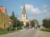Dorfstrae mit Kirche