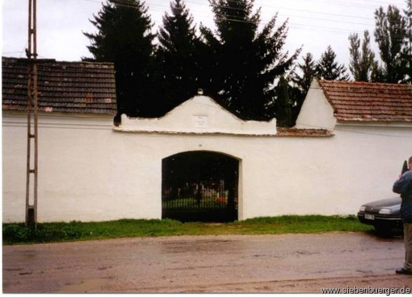 Der Eingang zum Friedhof - September 2001
