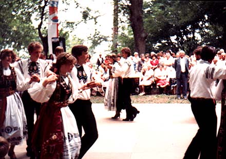 Tanzgruppe beim Waldfest 1981 ...