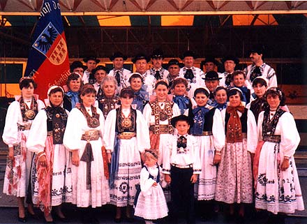 Trachtengruppe beim Volksfest ...