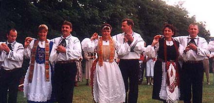   1999:  Die Tanzgruppe beim Kronenfest ...