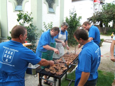 Es wird geschwitzt beim Grillen: v.l.n.r. Michael ...