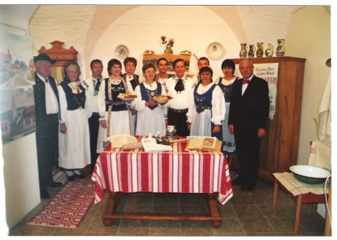Gruppenfoto mit dem Brgermeister. ...