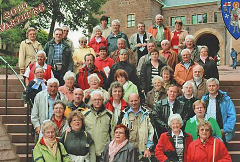 Die-Reisegruppe-mit-Reiseleiterin-M.-Folberth. ...