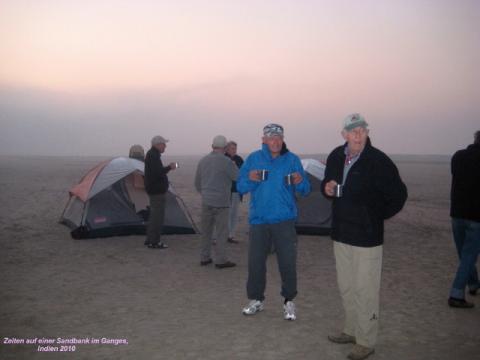 Zelten auf einer Sandbank im Ganges, bei ...