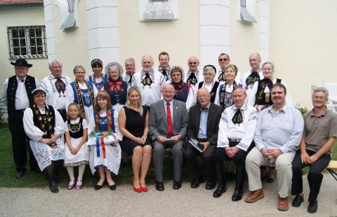 Ehrengste und Trachtentrger bei der Vernissage ...