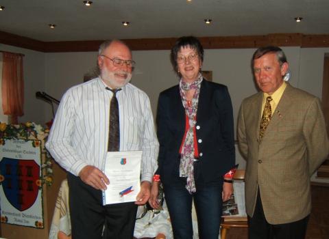 Kassenwart G. Schoger wird mit dem silbernen ...