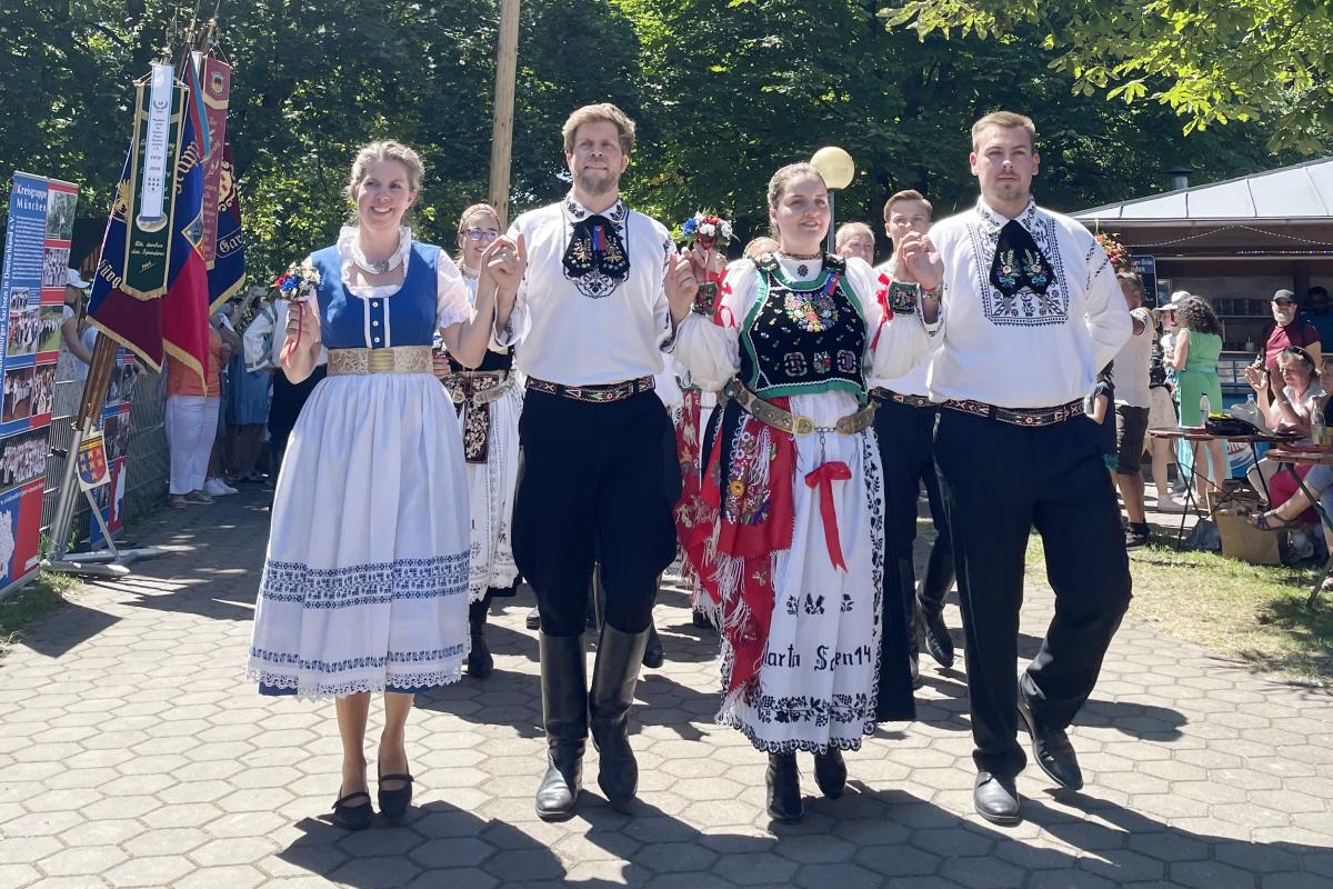   26.06.2022:  Aufmarsch der Trachtenpaare beim ...