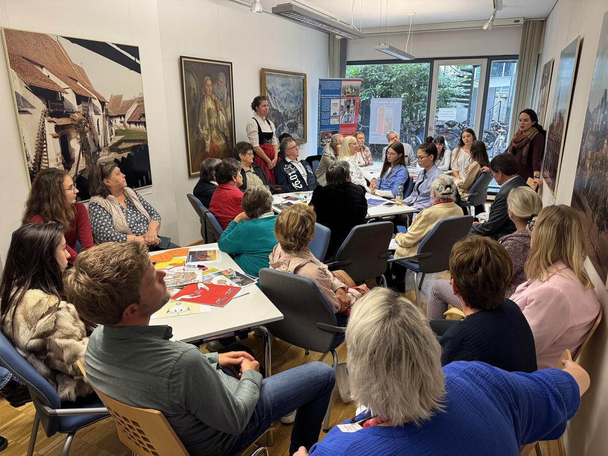  Der Austausch mit Petra Antonia Binder (rechts ...