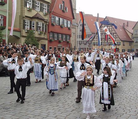 Die junge Generation war zahlreich beim Festumzug vertreten. Foto: Josef Balazs