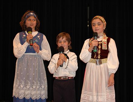 Julia und Sascha Schneider, Denis Arz und Marion Binder (Ingolstadt) singen gemeinsam das Lied „Bm Brnnchen“. Fr das Theaterstck „Der Herr Lihrer kit“ haben sie extra Siebenbrgisch-Schsisch gelernt. Foto: Helmut Klamer