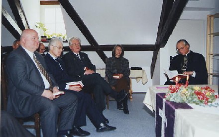 Bei der Einweihung des landeskirchlichen Schülerheims in Hermannstadt, von links nach rechts: Ministerialrat Bruno Lischke vom Bayerischen Sozialministerium, der deutsche Generalkonsul in Hermannstadt, Peter Adamek, Pfarrer i.R. Kurt Franchy, die stellvertretende Schulinspektorin des Kreises Hermannstadt, Christine Manta-Klemens, und Bischof D. Dr. Christoph Klein. Foto: Michael Leh