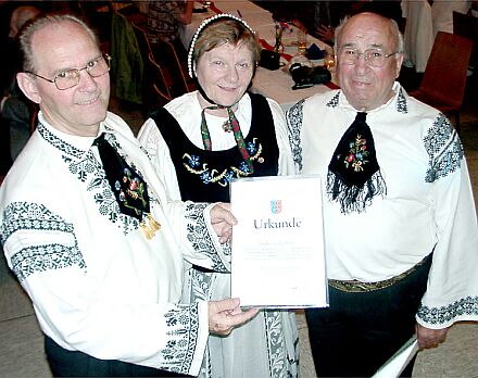 Landesvorsitzender Harald Janesch (links) und Bundesfrauenreferentin Enni Janesch wrdigen Georg Schmedt fr seine Verdienste um die Kreisgruppe Herten.