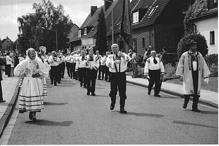 Jubilumsfeierlichkeiten in Herten: Trachtentrger beim Umzug auf der Siebenbrger Strae.