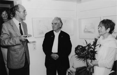 Hans-Werner Schuster (links) bei der Erffnung von Katharina Zipsers Graphikausstellung (rechts die Knstlerin), in der Mitte der stellvertretende Vorsitzende des Vereins Freunde Haidhausens, Baier. Foto: Konrad Klein