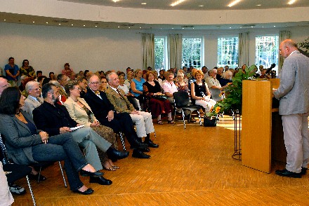 Ausstellungserffnung in Kornwestheim, von links nach rechts: Ruth Eder, Marius Tataru, Dr. Irmgard Sedler, Generalkonsul Mihai Botorog, Bundesvorsitzender Volker Drr, am Rednerpult Dr. Ulrich Rommelfanger, Oberbrgermeister von Kornwestheim. Foto: Dr. Peter Mann