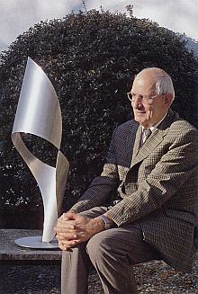 Der Arzt und Bildhauer Roland Phleps mit seiner Skulptur 