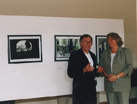 Foto-sthet Karl Heinz Rothenberger im Gesprch mit Karin Servatius-Speck