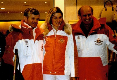 Bei der Prsentation der deutschen Olympia-Mannschaftskleidung im Bogner-Haus in Mnchen, von links nach rechts: Willy Schneider, Diana Sartor (Vierte beim Sketeton-Rennen der Frauen in Salt Lake City) und Willy Bogner, Designer.