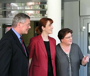 Gute Stimmung beim Besuch von Elena Dumitriu,  der neuen rumnischen Arbeitsministerin, bei der Diakonie Neuendettelsau in Nrnberg: Rektor Hermann Schoenauer, Ministerin Elena Dumitriu und Staatsministerin a. D. Barbara Stamm MdL. Foto: Hassen