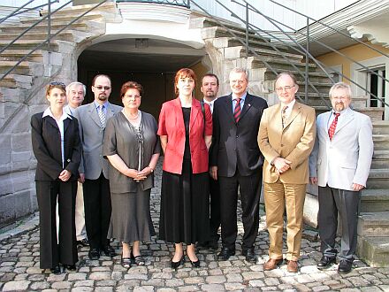 Die rumnische Arbeitsministerin Elena Dumitriu (Mitte) war der Ehrengast anlsslich der Beiratssitzung der Stiftung Bavaria-Romania im Barockpalais der Diakonie Neuendettelsau auf dem Gelnde des Klinikums Hallerwiese. Links neben ihr Staatsministerin a. D. Barbara Stamm MdL, rechts Rektor Hermann Schoenauer, Vorstandsvorsitzender der Diakonie Neuendettelsau. Foto: Hassen