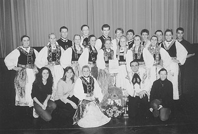 Die Jugendtanzgruppe Heilbronn wurde Sieger des siebenbürgischen Volkstanzwettbewerbs in Metzingen. Foto: Rainer Lehni