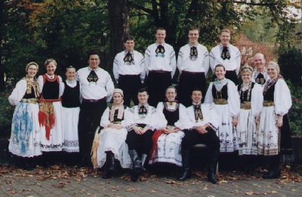 Jugendtanzgruppe Stuttgart beim Siebenbrgischen Volkstanzwettbewerb 2001 in Metzingen.