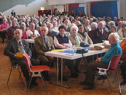 Seite an Seite nahmen viele ehemalige Deportierte an der Gedenkfeier am 15. Januar in der Donauhalle in Ulm teil. Foto: Hans-Werner Schuster