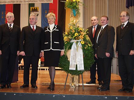 Die Redner der Gedenkfeier, von links nach rechts: Volker Drr, Heribert Rech, Erika Steinbach, Ivo Gnner, Bernhard Krastl und Mihai Botorog. Foto: Christian Schoger