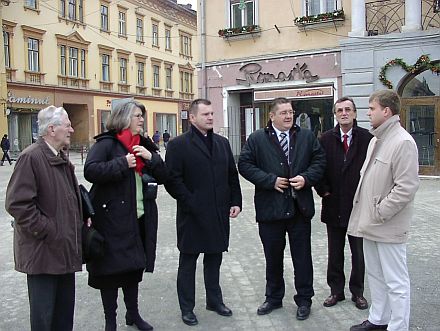 sterreichische Delegation in Hermannstadt, von links nach rechts: Konsulent Dr. Fritz Frank (Bundesverband der Siebenbrger Sachsen), die Abgeordneten Terezija Stoisits, Norbert Kapeller, Anton Wattaul und Werner Kummerer sowie der Hermannstdter Stadtrat Benjamin Jozsa.