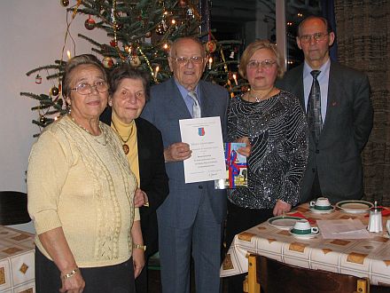 Ehrungen in der Kreisgruppe Aachen, von links nach rechts: Adele Homm, Frau Serbu, David Serbu, Kreisgruppenvorsitzende Gerda Stanica und Landesvorsitzender Harald Janesch.