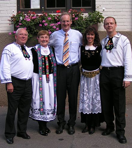 Abtsdorfer feierten 20-jhriges Jubilum. Stuttgarts Oberbrgermeister Wolfgang Schuster inmitten mehrerer Trachtentrger auf dem Abtsdorfer Heimattreffen, von links: Michael und Mathilde Birthelmer sowie Ute und Klaus Birthelmer