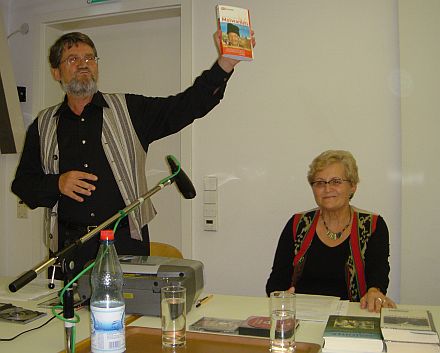 Heinz und Marianne Acker whrend des Vortrages in Stuttgart. Foto: Martin Schnabel