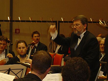 Abschiedskonzert zur Erffnung der Siebenbrgisch-Schsischen Kulturtage 2003 in Speyer: Prof. Heinz Acker dirigiert nochmals das von ihm gegrndete Jugendsinfonieorchester Bruchsal. Foto: Christian Schoger